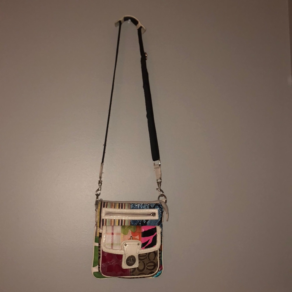 Cute flare crossbody purse with strap!